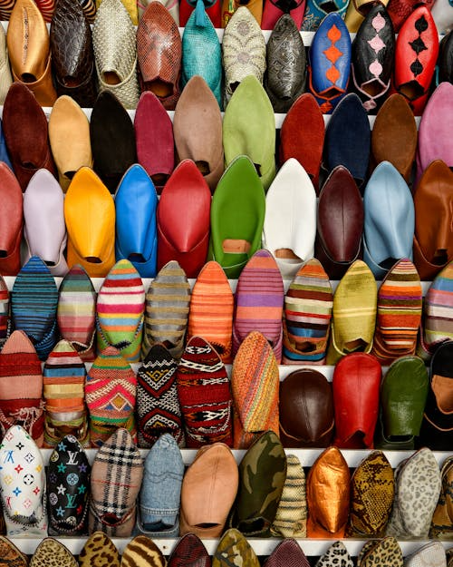 Babouches marocaines colorées en cuir tannées et teintes à Fès, exposées dans un souk