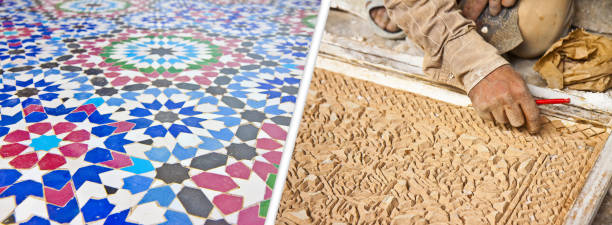 Artisan taillant des carreaux de zellige dans son atelier de Fès, Maroc