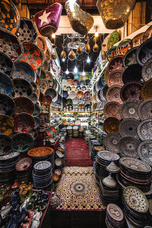 Poteries marocaines colorées alignées dans un atelier de Safi
