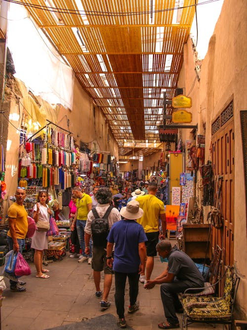 Ruelle colorée de la médina de Marrakech avec artisanat exposé devant les boutiques