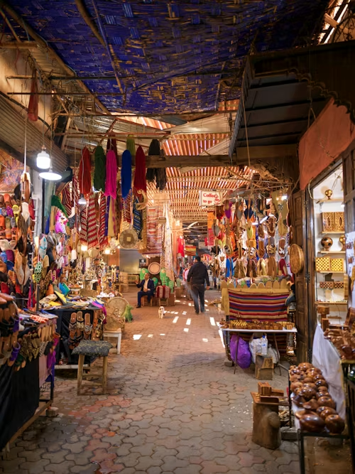 Marché artisanal marocain coloré avec poteries, tapis et lanternes
