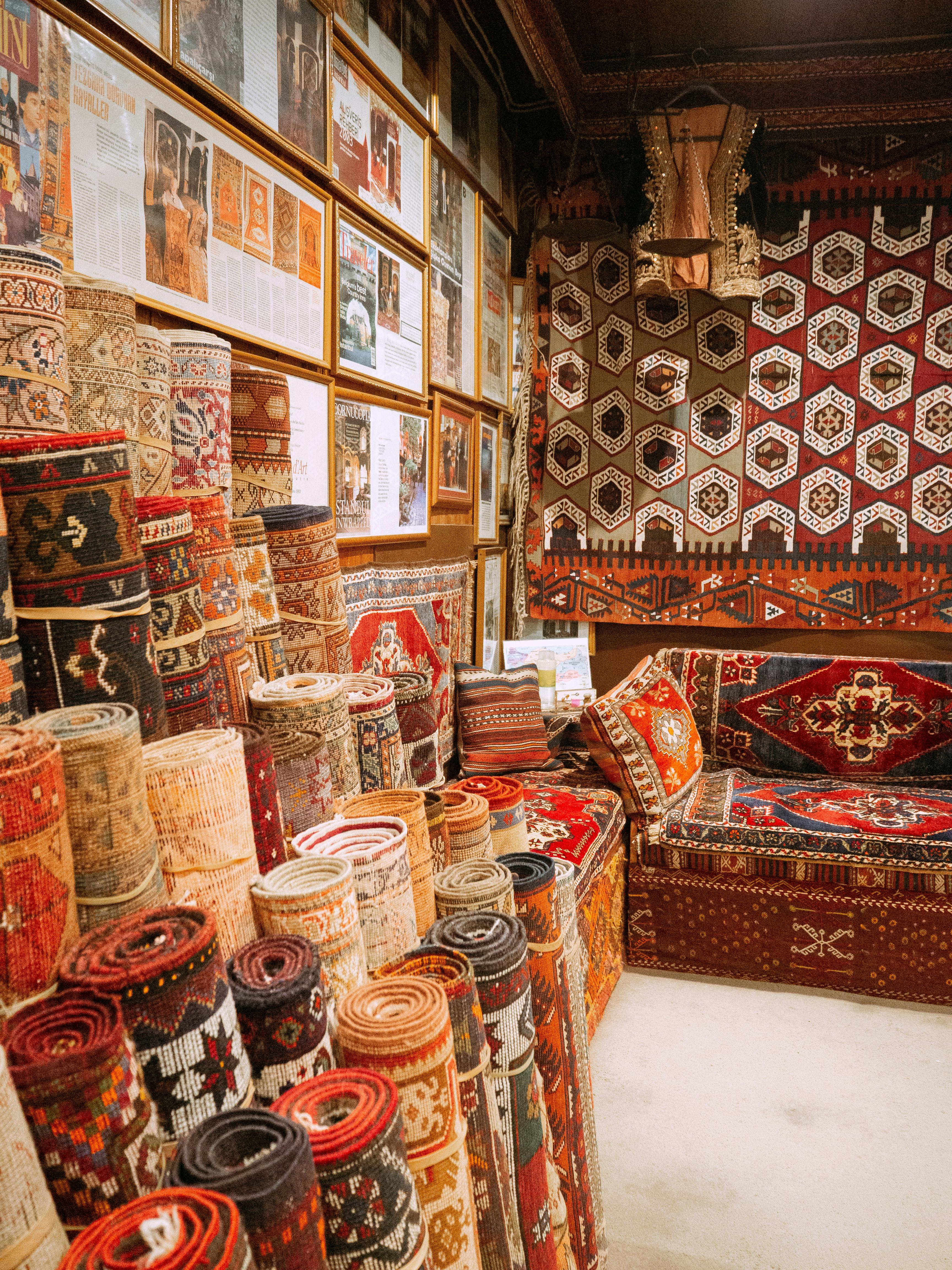 Tapis berbère aux motifs géométriques tissé à la main dans le Moyen Atlas marocain