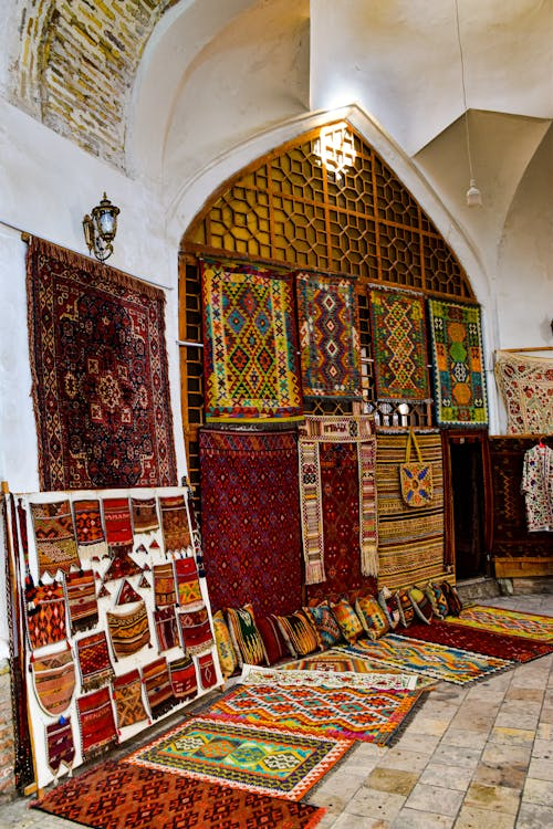 Tapis berbère aux motifs géométriques exposé dans un souk de Marrakech